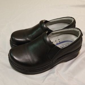 Like new black leather Klogs work shoes size 7